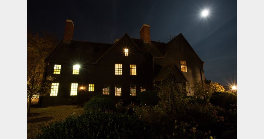 Salem Halloween with Witches & Ghosts Tour