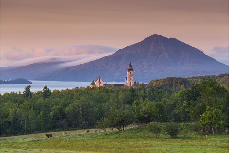 Unveil Luxury: Exclusive Montreal & Quebec City Escape