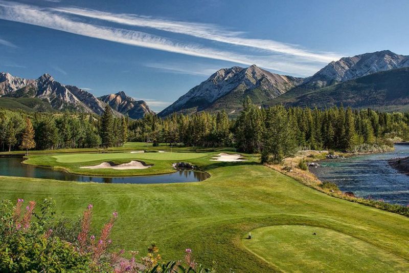 Hit the Links on the Fairways of Canmore & Banff: A Luxurious Golf Getaway!