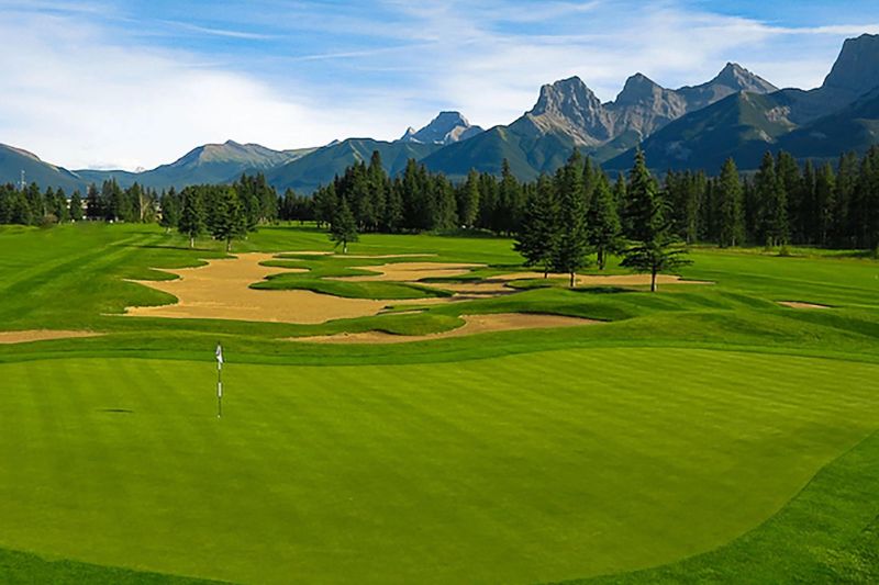 Hit the Links on the Fairways of Canmore & Banff: A Luxurious Golf Getaway!